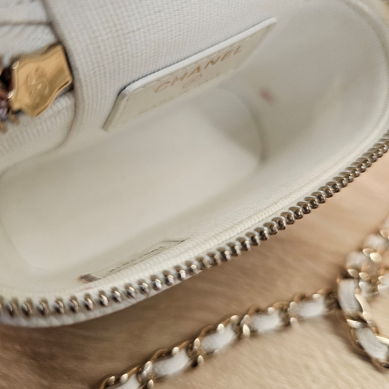 Chanel香奈兒 白荔枝皮金釦mini斜背化妝包-18