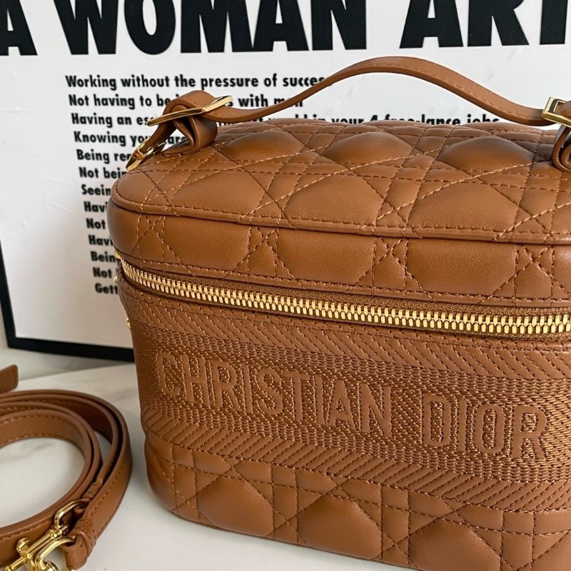 DIOR 迪奧化妝包 焦糖色 經典藤格紋肩背包-1