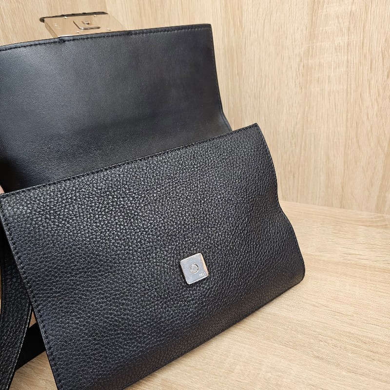 [少見絕版品❣️] Fendi Baguette 黑牛皮銀釦斜背包-21