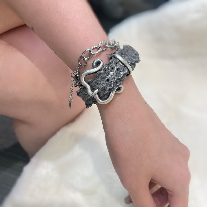 Bottega Veneta 銀灰色真皮手帶 XA080-0