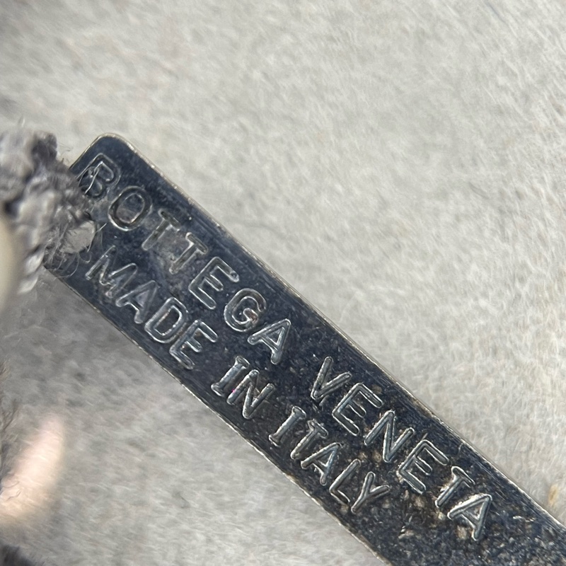 Bottega Veneta 銀灰色真皮手帶 XA080-10