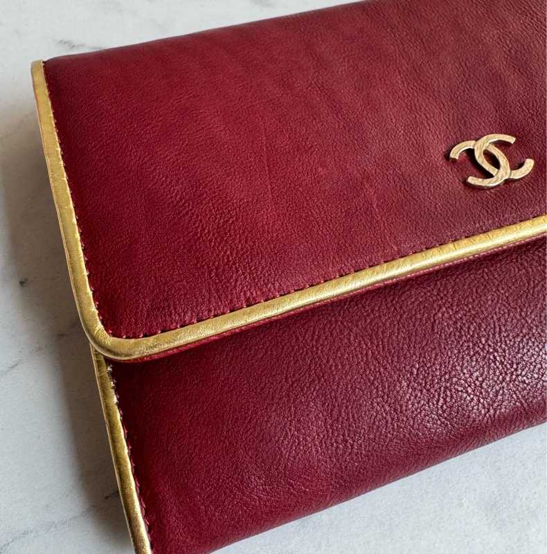 Chanel酒紅皮革金邊釦式中夾-7