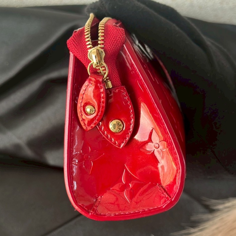 LV 紅色漆皮拉鍊盥洗包-3