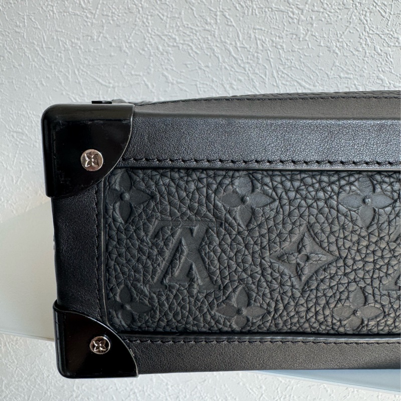 LV黑壓紋皮革方形箱包-5