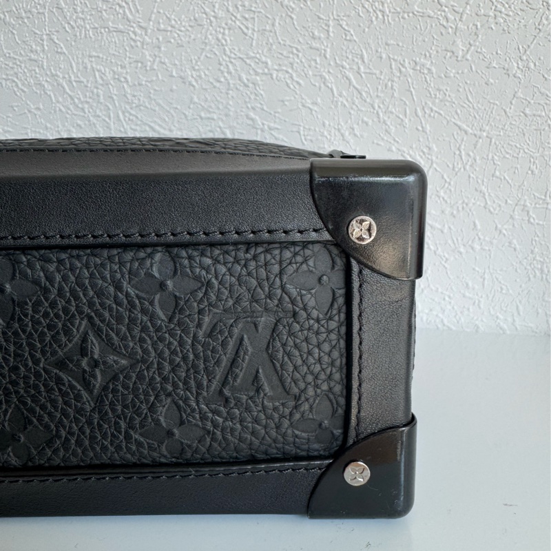 LV黑壓紋皮革方形箱包-6