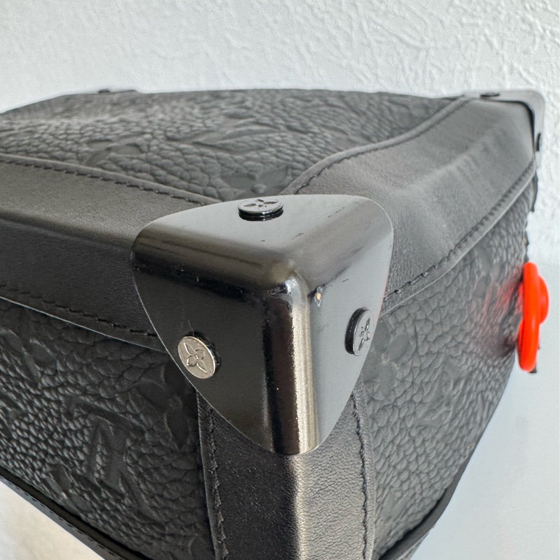 LV黑壓紋皮革方形箱包-8