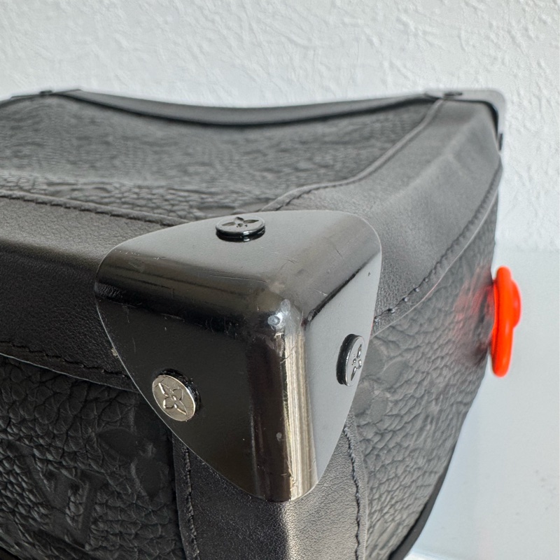 LV黑壓紋皮革方形箱包-9