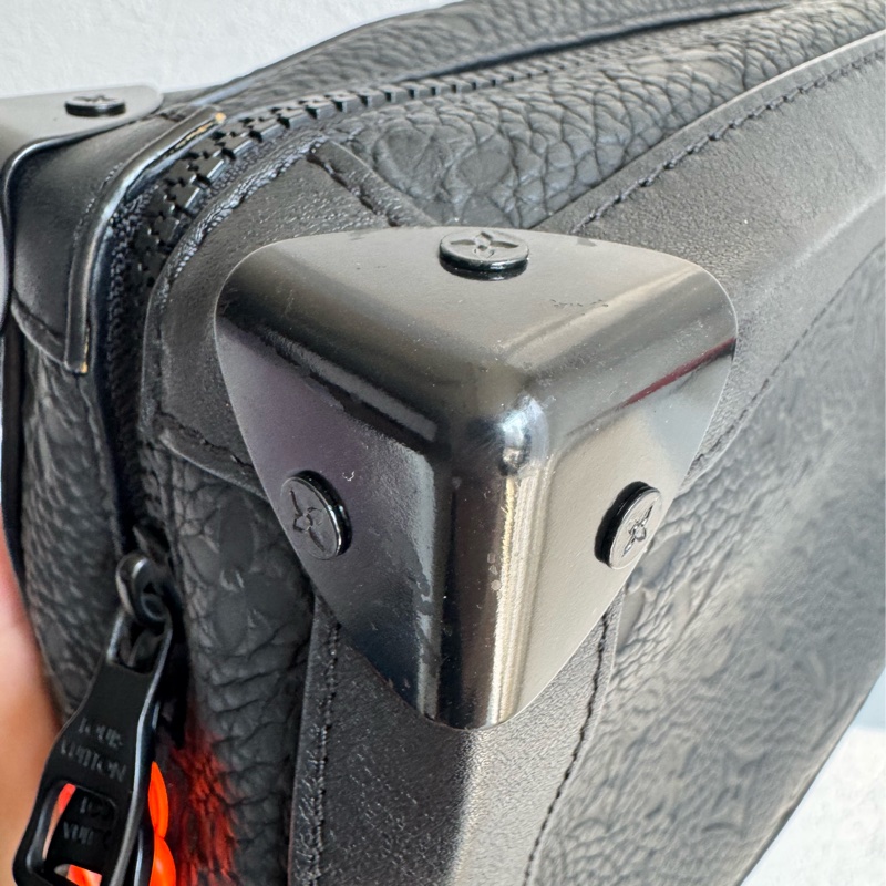 LV黑壓紋皮革方形箱包-11