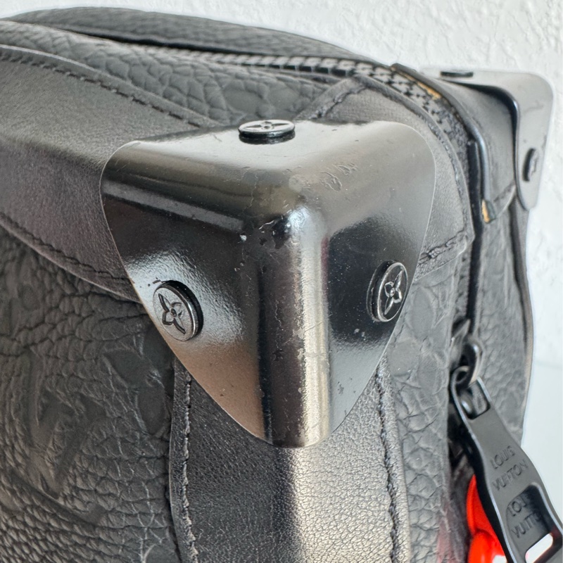 LV黑壓紋皮革方形箱包-14