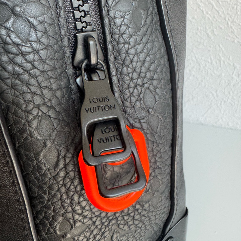 LV黑壓紋皮革方形箱包-15