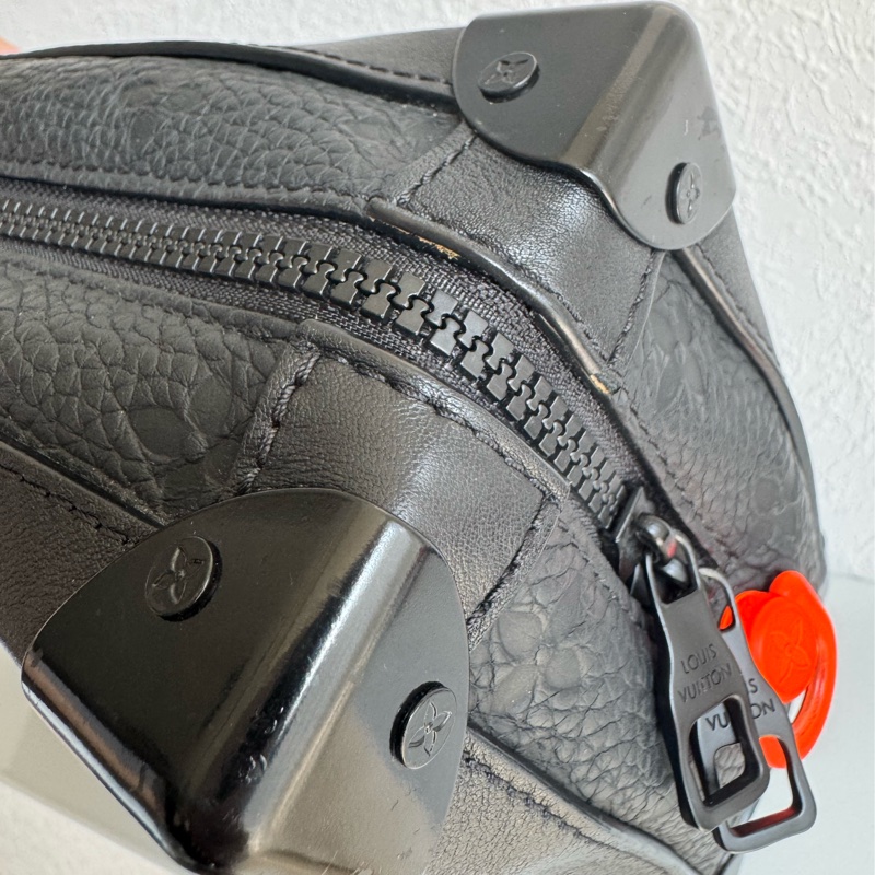 LV黑壓紋皮革方形箱包-16