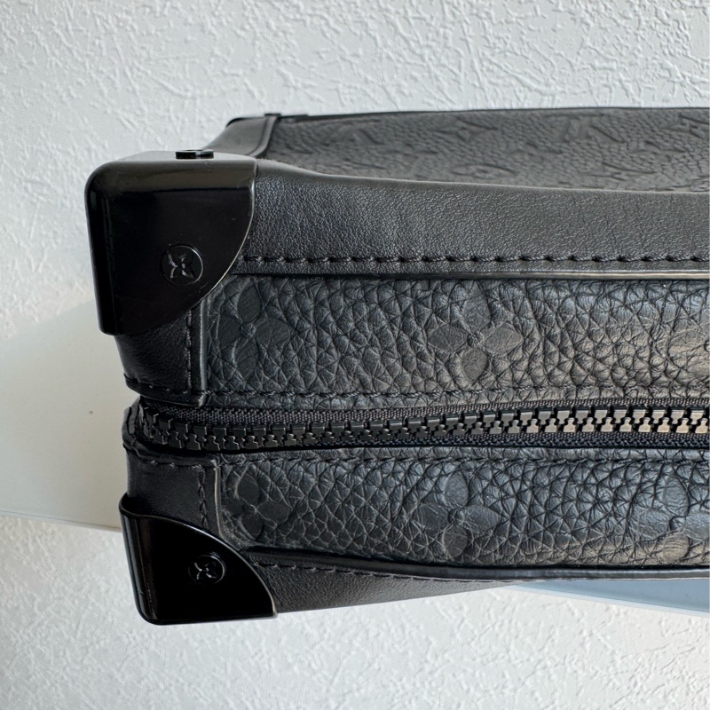 LV黑壓紋皮革方形箱包-17