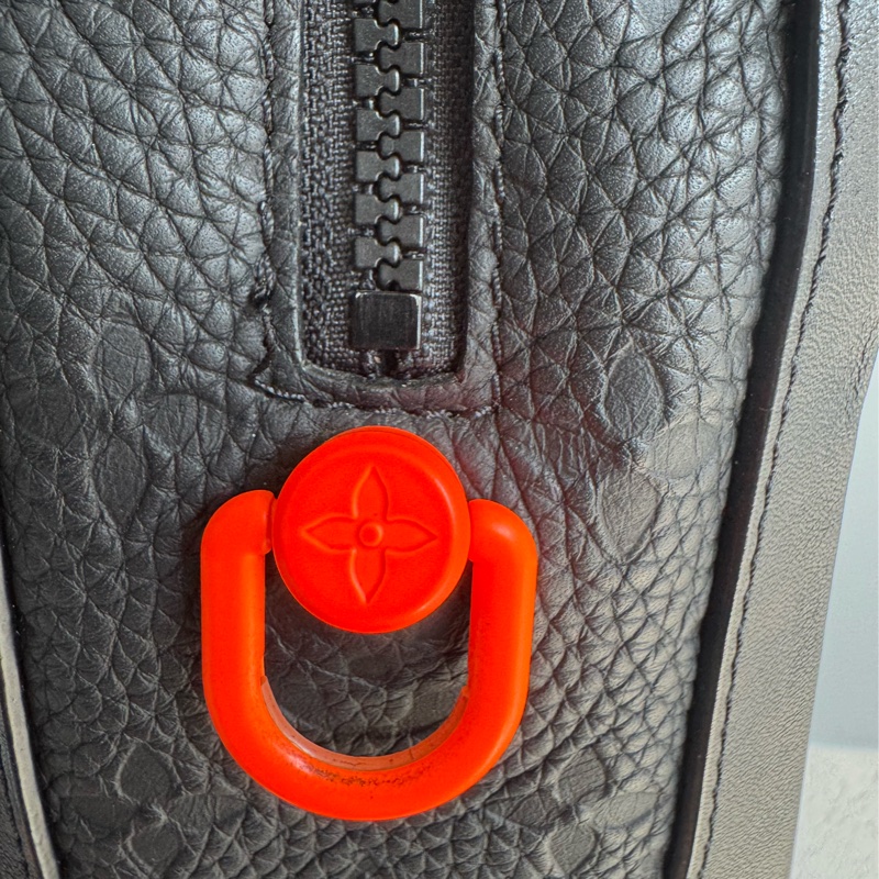 LV黑壓紋皮革方形箱包-19