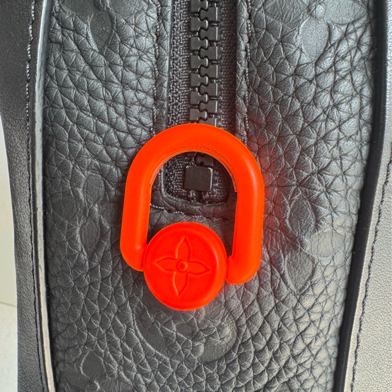 LV黑壓紋皮革方形箱包-21