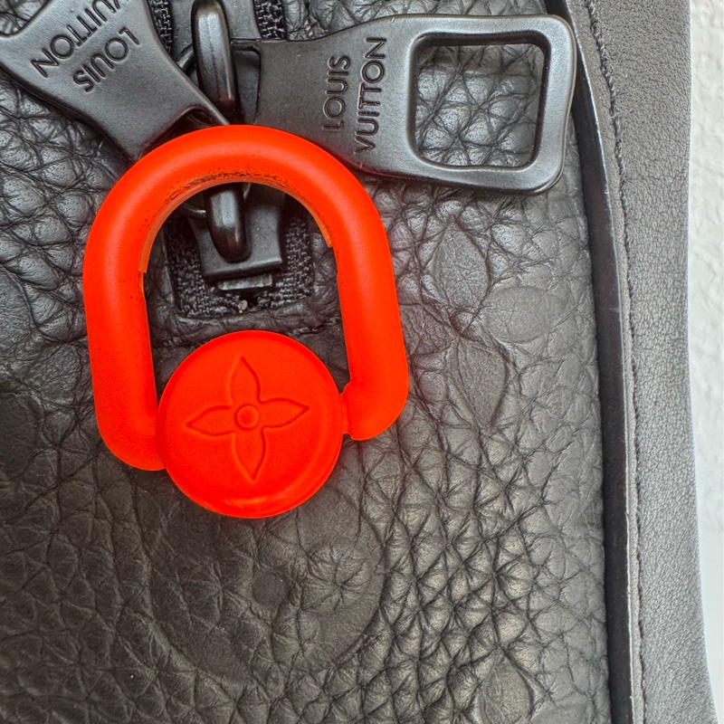 LV黑壓紋皮革方形箱包-23