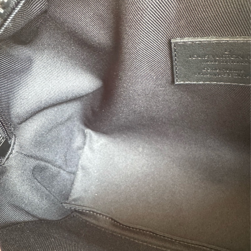 LV黑壓紋皮革方形箱包-31