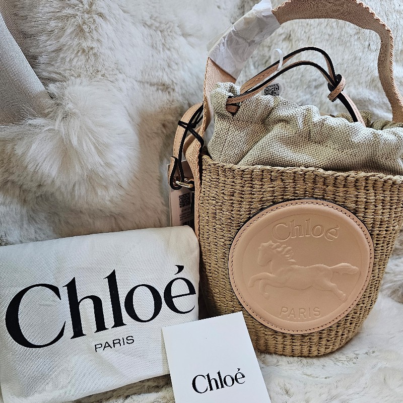 全新 CHLOE 蔻依 Horse Medal 小型 奔馬小牛皮草編水桶包 菜籃包-0