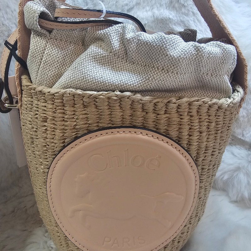 全新 CHLOE 蔻依 Horse Medal 小型 奔馬小牛皮草編水桶包 菜籃包-1