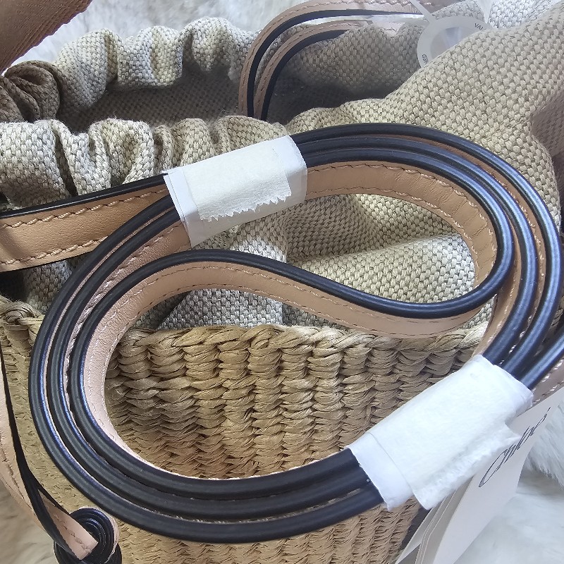 全新 CHLOE 蔻依 Horse Medal 小型 奔馬小牛皮草編水桶包 菜籃包-3