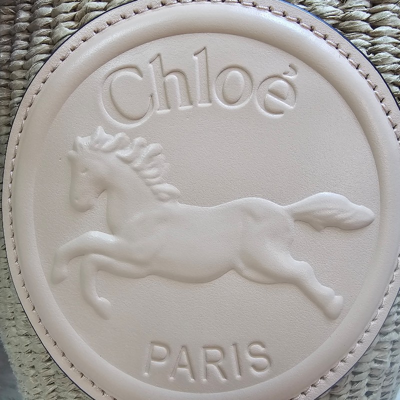 全新 CHLOE 蔻依 Horse Medal 小型 奔馬小牛皮草編水桶包 菜籃包-7