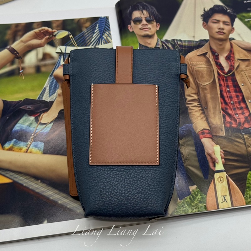 LOEWE 羅威 Pocket 經典小牛皮藍/咖撞色斜背手機包-1