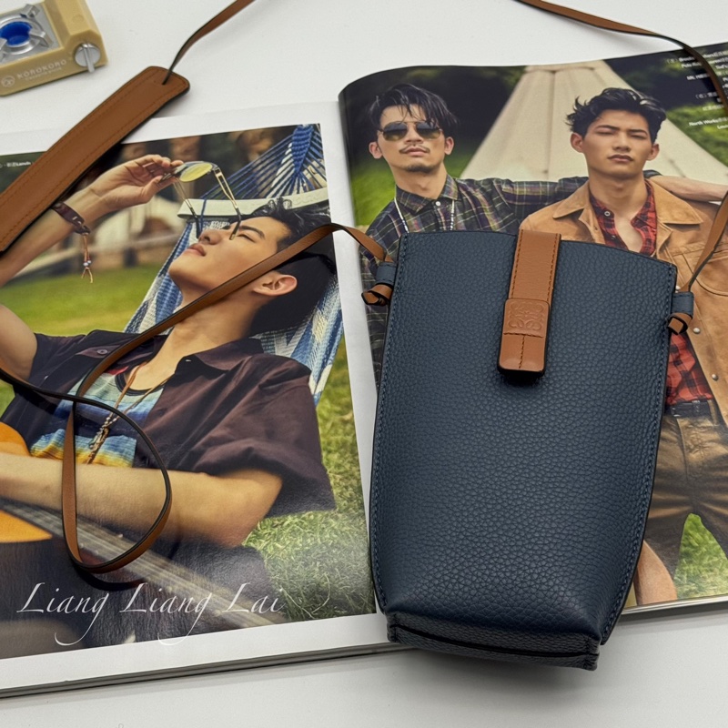 LOEWE 羅威 Pocket 經典小牛皮藍/咖撞色斜背手機包-4