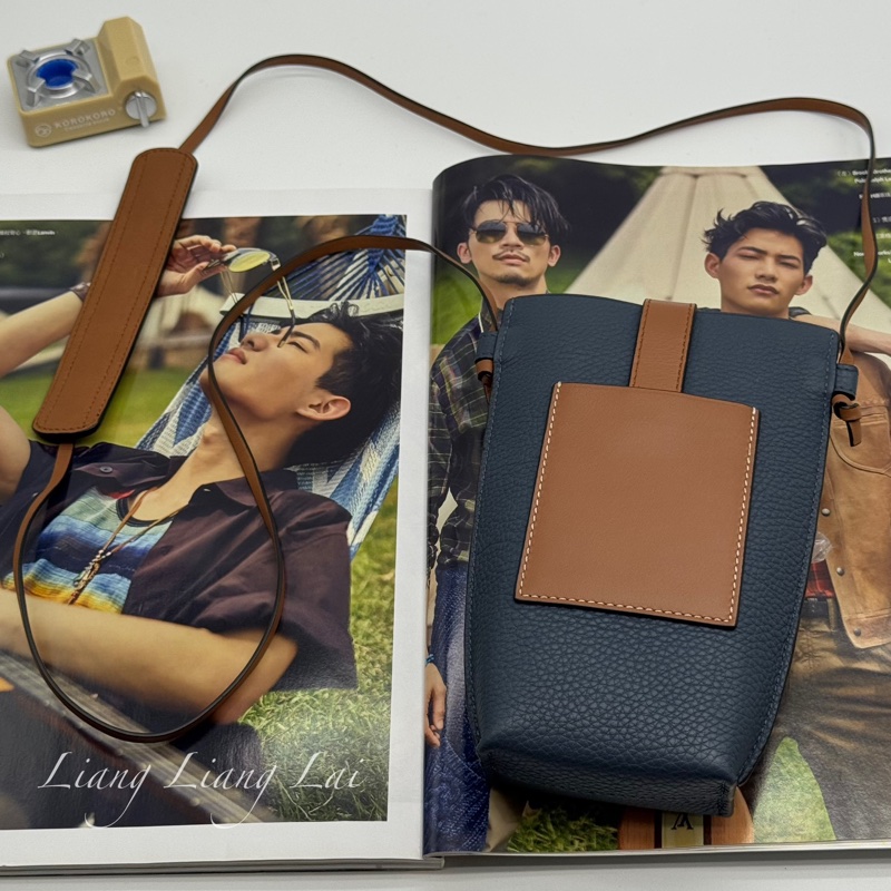 LOEWE 羅威 Pocket 經典小牛皮藍/咖撞色斜背手機包-5
