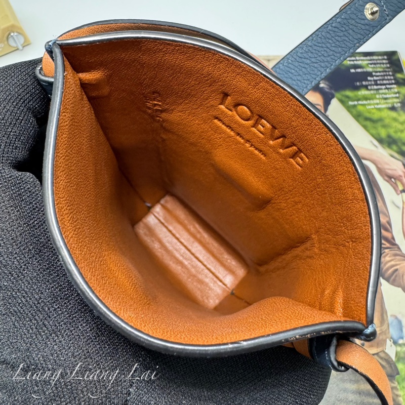 LOEWE 羅威 Pocket 經典小牛皮藍/咖撞色斜背手機包-6