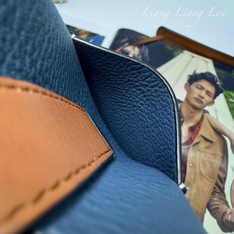 LOEWE 羅威 Pocket 經典小牛皮藍/咖撞色斜背手機包-8