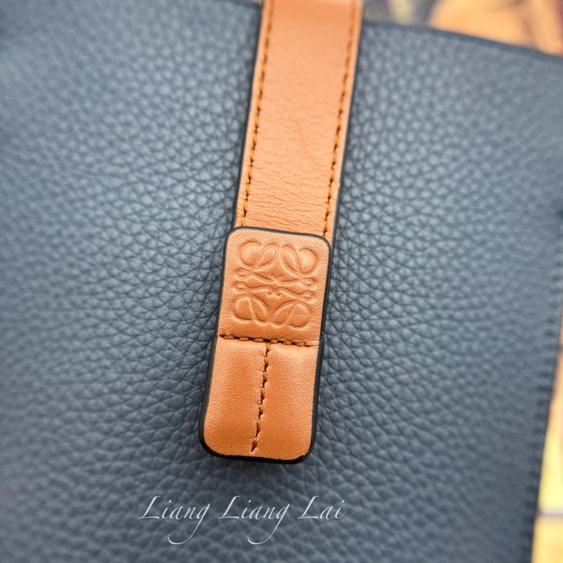 LOEWE 羅威 Pocket 經典小牛皮藍/咖撞色斜背手機包-9