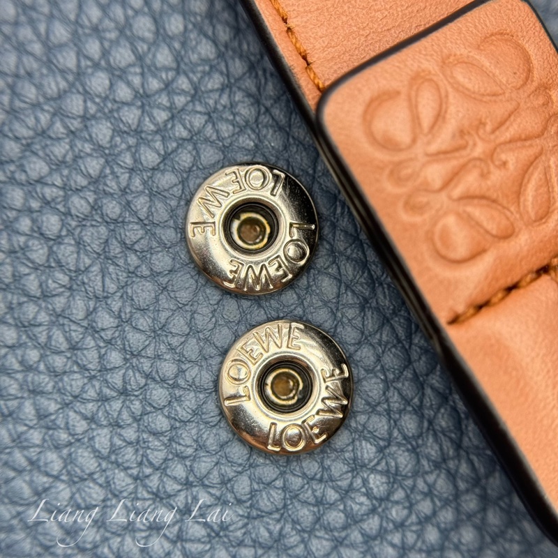 LOEWE 羅威 Pocket 經典小牛皮藍/咖撞色斜背手機包-10