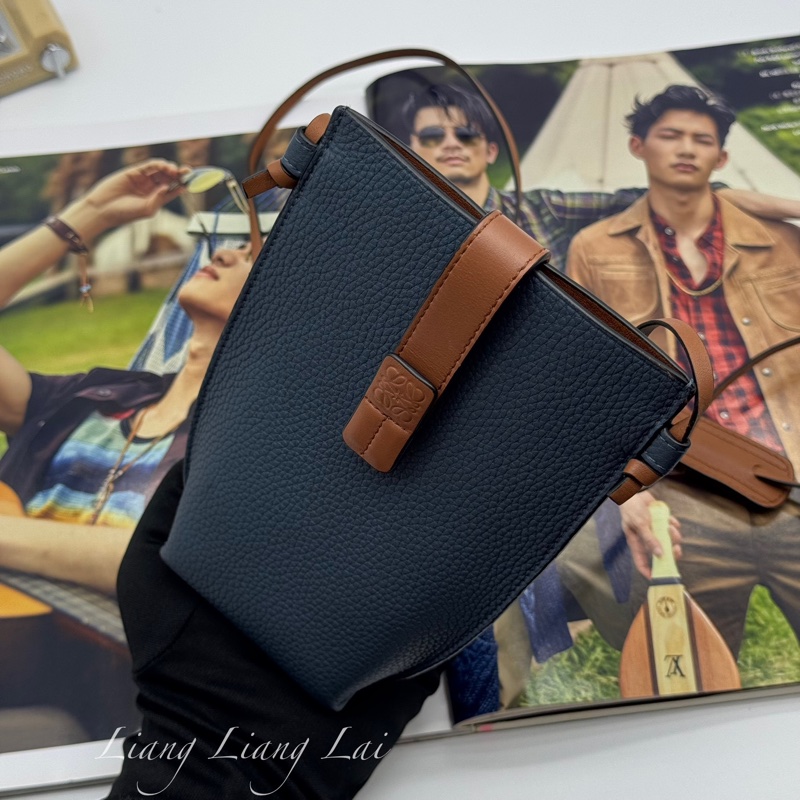 LOEWE 羅威 Pocket 經典小牛皮藍/咖撞色斜背手機包-11