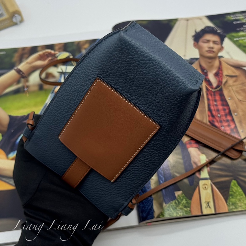 LOEWE 羅威 Pocket 經典小牛皮藍/咖撞色斜背手機包-12