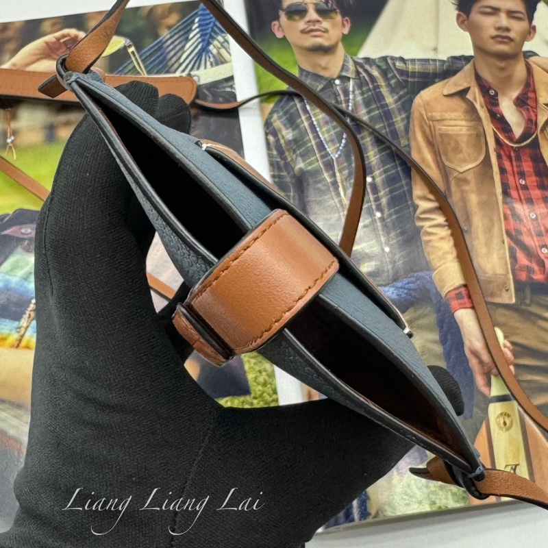 LOEWE 羅威 Pocket 經典小牛皮藍/咖撞色斜背手機包-13