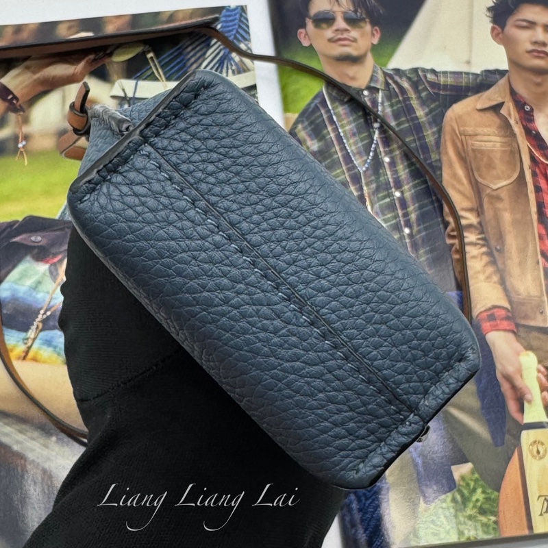 LOEWE 羅威 Pocket 經典小牛皮藍/咖撞色斜背手機包-14