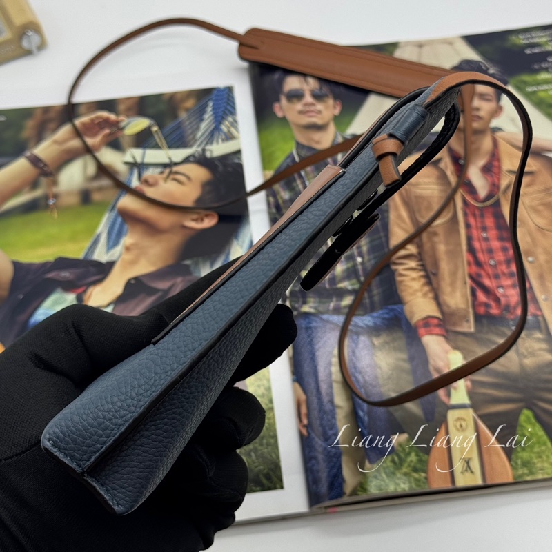 LOEWE 羅威 Pocket 經典小牛皮藍/咖撞色斜背手機包-15