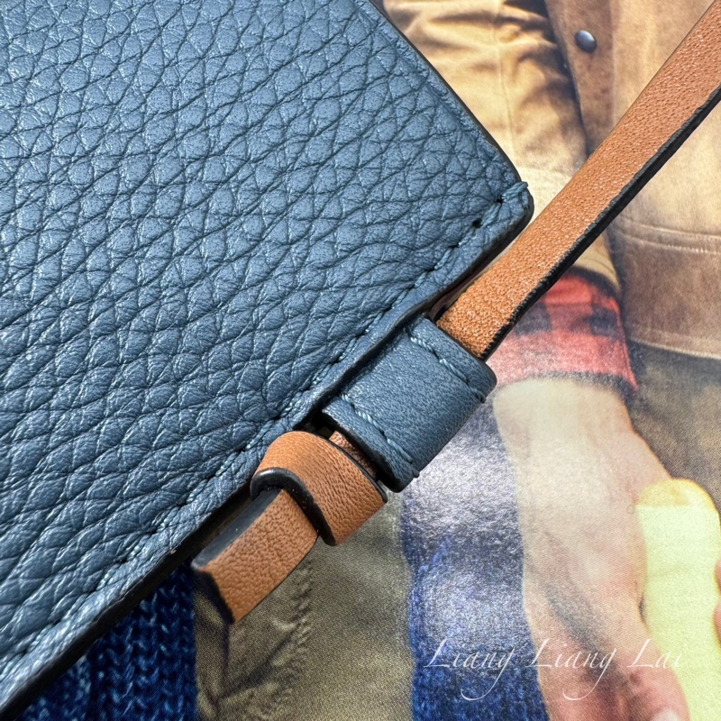 LOEWE 羅威 Pocket 經典小牛皮藍/咖撞色斜背手機包-18