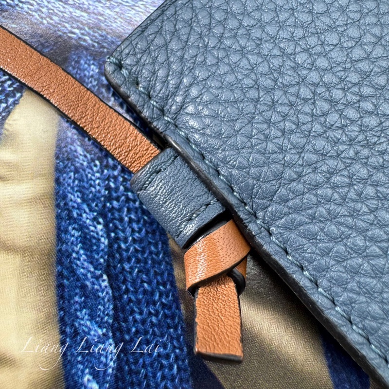 LOEWE 羅威 Pocket 經典小牛皮藍/咖撞色斜背手機包-19