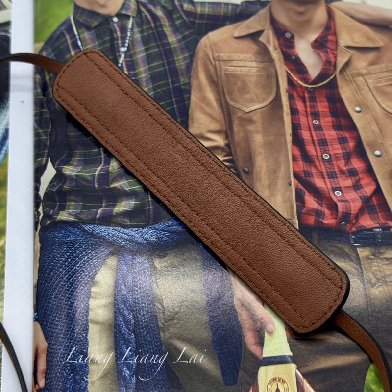 LOEWE 羅威 Pocket 經典小牛皮藍/咖撞色斜背手機包-21