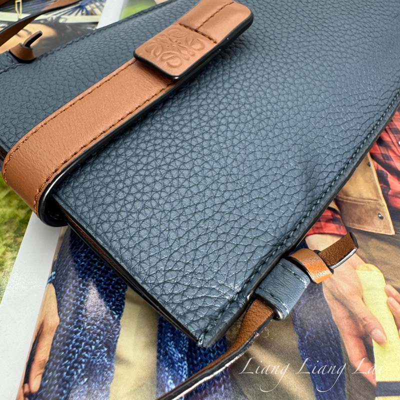 LOEWE 羅威 Pocket 經典小牛皮藍/咖撞色斜背手機包-23