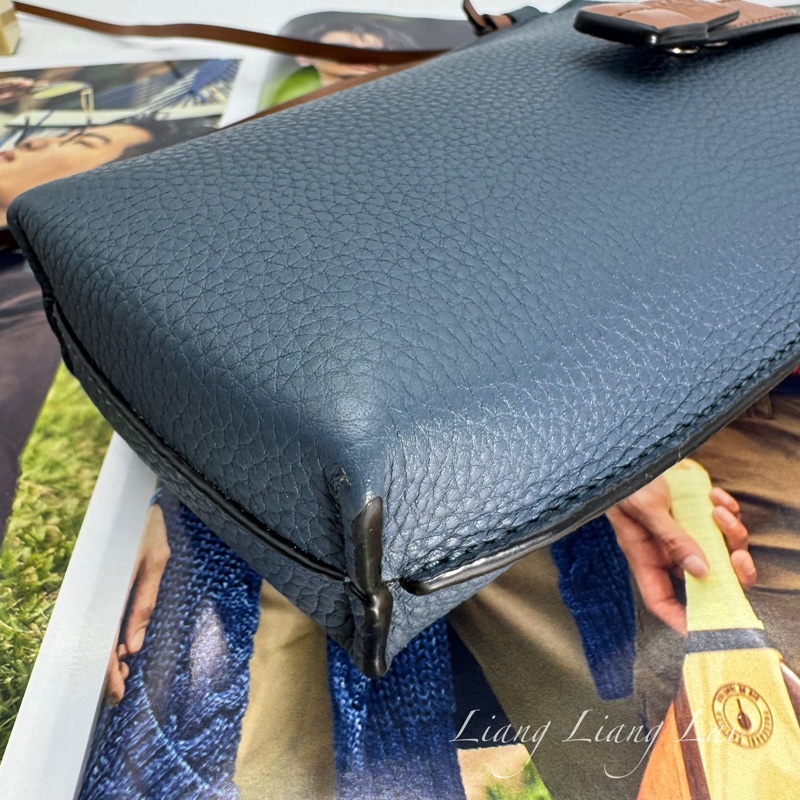 LOEWE 羅威 Pocket 經典小牛皮藍/咖撞色斜背手機包-24