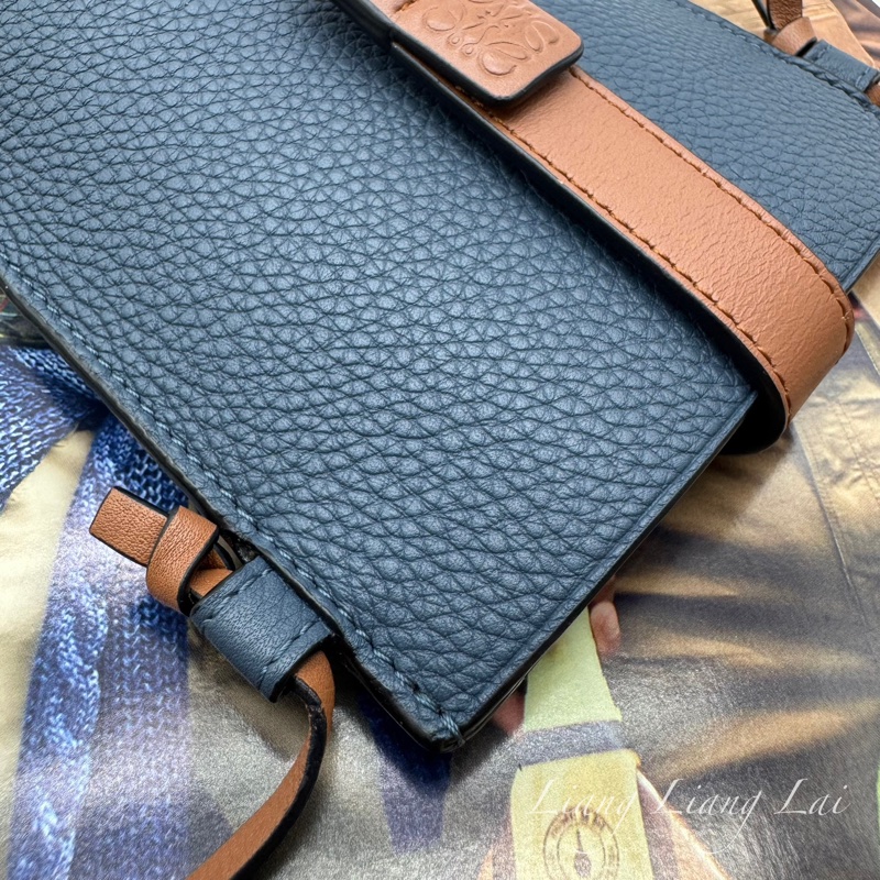 LOEWE 羅威 Pocket 經典小牛皮藍/咖撞色斜背手機包-25