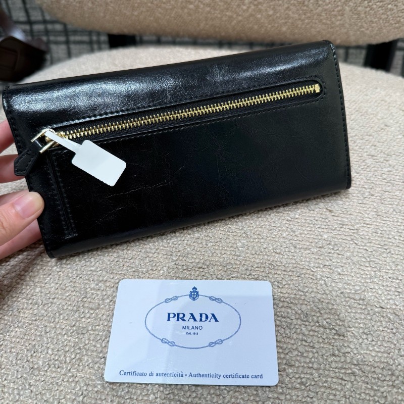 Prada 黑色油蠟皮長夾銀包錢包-1