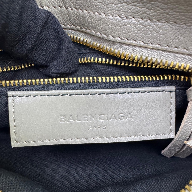 This is Balenciaga mini City包款。-3