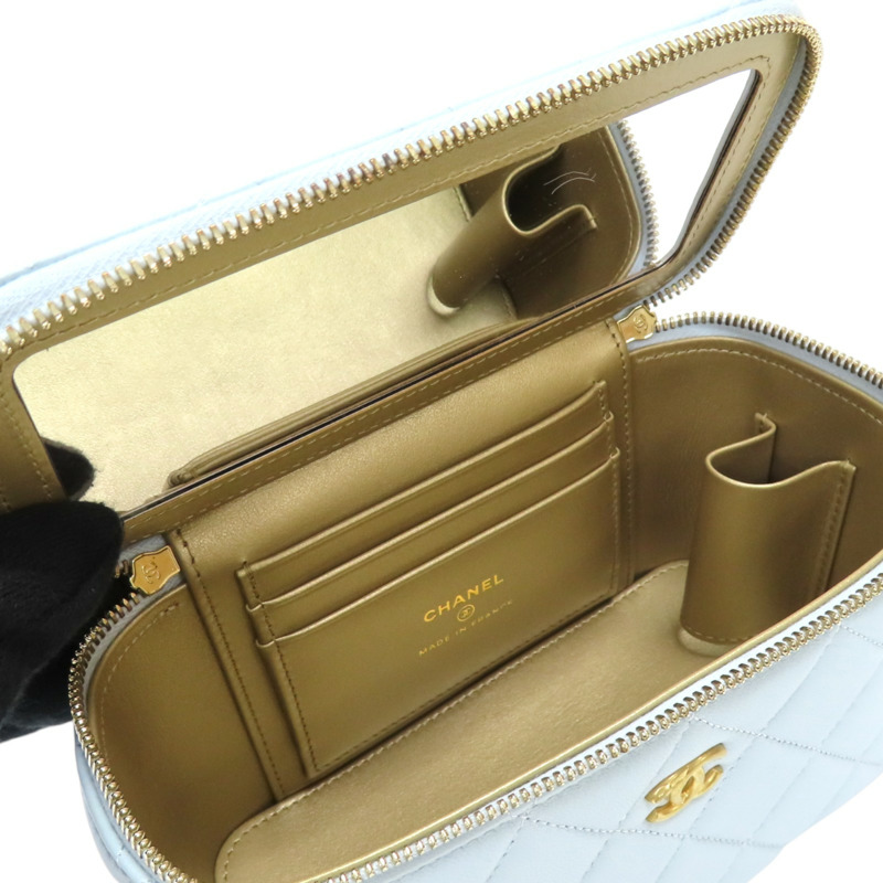 淺藍色羊皮 金球 Pearl Crush Vanity Case 化妝包 肩背包【CHANEL 香奈兒】 AP2303-4