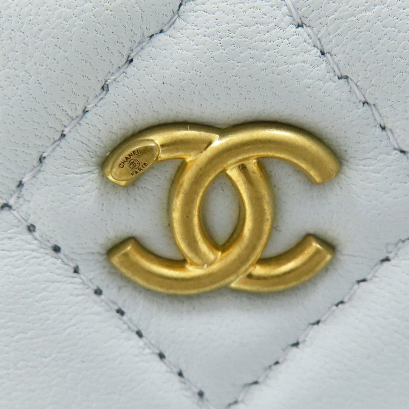 淺藍色羊皮 金球 Pearl Crush Vanity Case 化妝包 肩背包【CHANEL 香奈兒】 AP2303-5