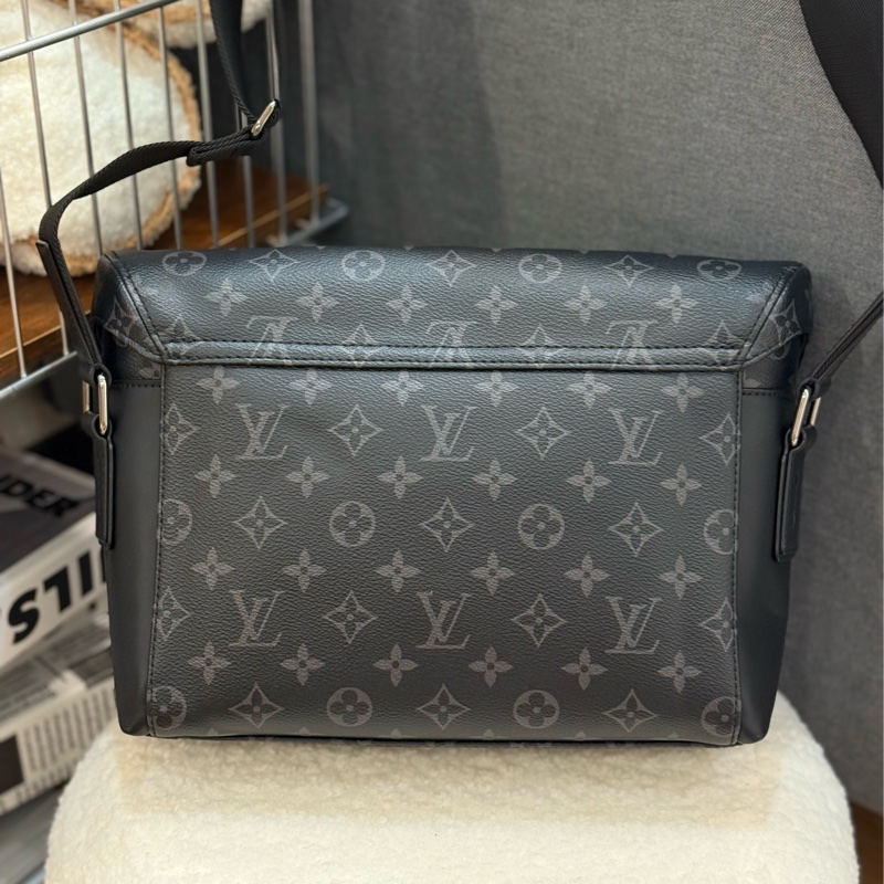 LV 黑老花黑武士 Voyager PM郵差包 ✨最新晶片款-1