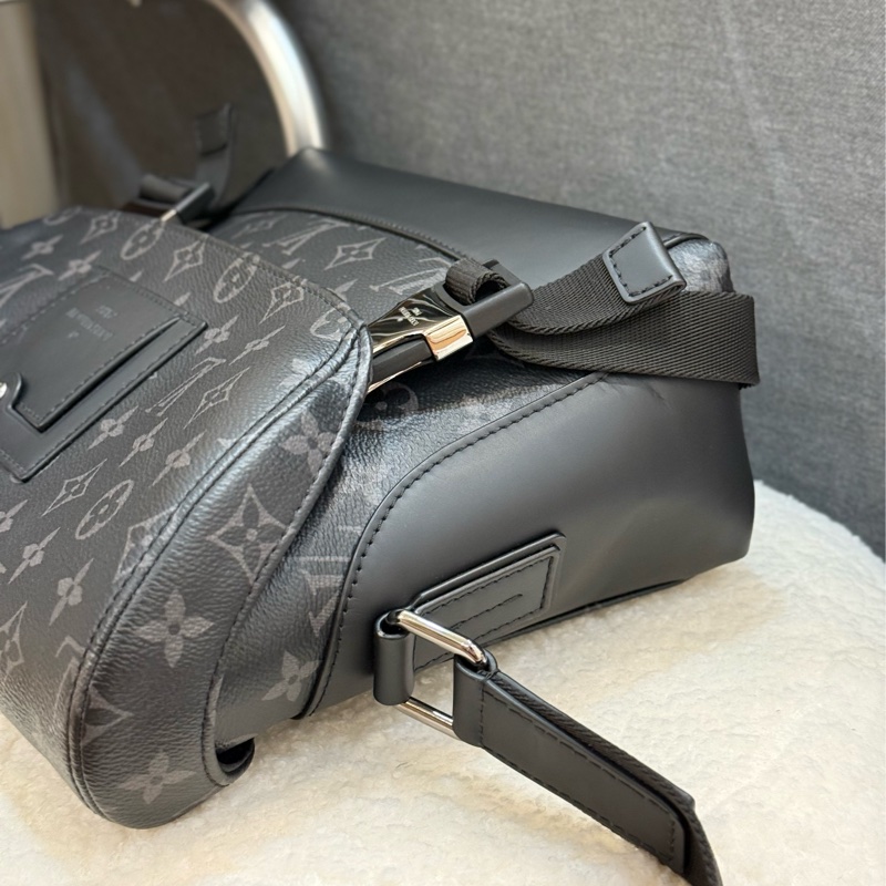 LV 黑老花黑武士 Voyager PM郵差包 ✨最新晶片款-2