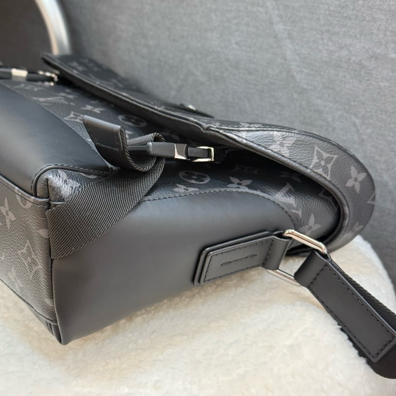 LV 黑老花黑武士 Voyager PM郵差包 ✨最新晶片款-3