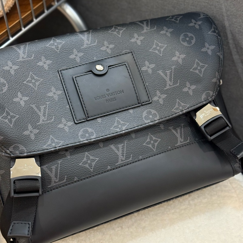 LV 黑老花黑武士 Voyager PM郵差包 ✨最新晶片款-4